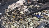 Isum (35) salah satu pedagang korban kebakaran mengaku kaget saat mengetahui lapak milik ibu dan suaminya terbakar. Dia memiliki dua lapak yang menjual kue basah dan kelapa parut. (Foto: Siti Fatimah/detikJabar)