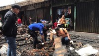 Barang dagangan yang terbakar juga berserakan di tanah seperti pisang, jagung, sabut kelapa dan lain-lain. Meski demikian, aktivitas jual beli di sekitar pasar berjalan normal. (Foto: Siti Fatimah/detikJabar)