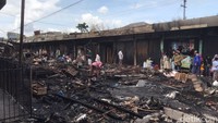 Beberapa pedagang nampak membereskan material sisa-sisa yang terbakar seperti besi dan seng. Ada juga pedagang yang hanya menatapi lapaknya yang sudah hangus. (Foto: Siti Fatimah/detikJabar)