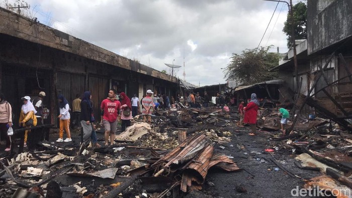Puing sisa kebakaran Pasar Lettu Bakri di Kota Sukabumi.