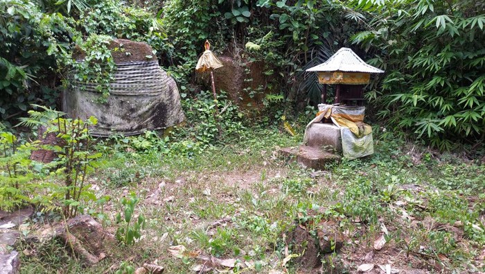 Pura Pangkung Pastu, di Desa Bulian, Kecamatan Kubutambahan, Kabupaten Buleleng konon angker dan ada kutukan.