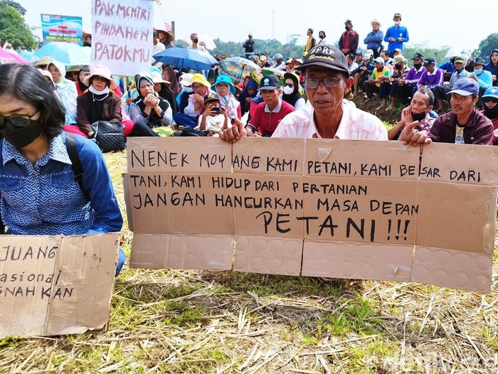 Ratusan warga sekitar Danau Rawa Pening ikuti doa bersama menuntut pencabutan Keputusan Menteri PUPR No 365 tahun 2020 Tentang revitalisasi Rawa Pening, Minggu (4/9/2022).