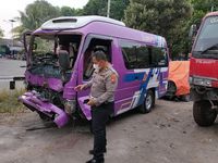 Minibus Tabrak Bagian Belakang Truk Di Jalur Nasional Lamongan, 4 Orang ...