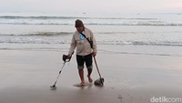 Ada fenomena tidak biasa saat Pantai Pangandaran sepi pengunjung, sejumlah memanfaatkan momen tersebut. Salah satunya dilakukan Ahmad Malik (45) warga Pangandaran yang sedang mencari harta karun sekitaran pantai Pangandaran.