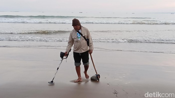 Rusyandi, pencari 'harta karun' di Pantai Pangandaran.