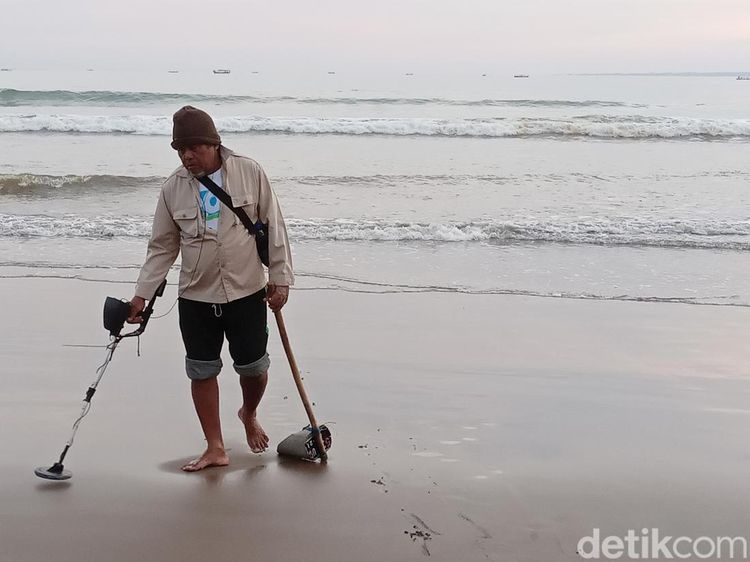 Potret Pencari Harta Karun di Pantai Pangandaran