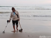 Potret Pencari Harta Karun di Pantai Pangandaran