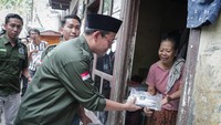 Ratusan nelayan yang tergabung dalam Serikat Nelayan Nahdlatul Ulama (SNNU) ngalap berkah dengan bagi-bagi ikan di kawasan Menteng Dalam, Tebet, Jakarta Selatan, Sabtu (3/9/2022).