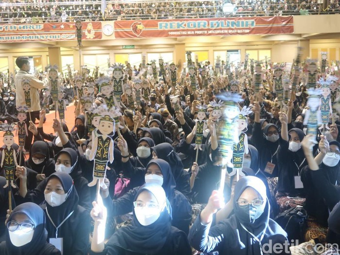 Sebanyak 5.718 mahasiswa baru UMY memainkan wayang secara bersama-sama di sportorium UMY. Minggu (4/9/2022).