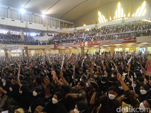 Sebanyak 5.718 mahasiswa baru UMY memainkan wayang secara bersama-sama di sportorium UMY. Minggu (4/9/2022).