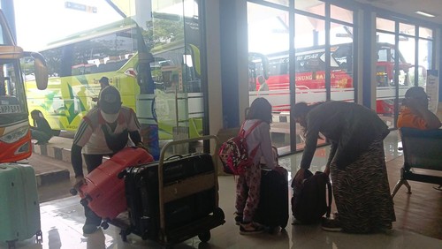 Sejumlah penumpang bus AKAP di Terminal Mengwi, Badung, Bali, Minggu (4/9/2022).