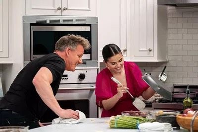 Selena Gomez kena omelan Gordon Ramsay saat memasak steak.