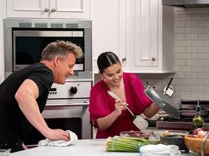 Masak Steak Bareng Gordon Ramsay, Selena Gomez Kena Omel