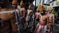 Ada juga yang memakai pakaian adat bertemakan Indonesia.