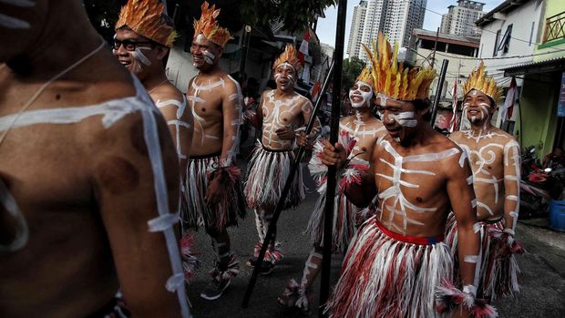 Ratusan warga  mengikuti Semarak Karnaval Merdeka di kawasan Sunter Agung, Jakarta Utara,Minggu (4/9).