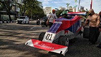 Tak ketinggalan ada mobil formula E dan kereta cepat dalam karnaval itu.