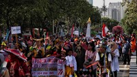 Ratusan warga mengikuti Semarak Karnaval Merdeka di kawasan Sunter Agung, Jakarta Utara,Minggu (4/9/2022).