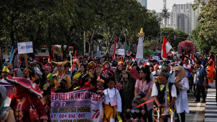 Ratusan warga  mengikuti Semarak Karnaval Merdeka di kawasan Sunter Agung, Jakarta Utara,Minggu (4/9).