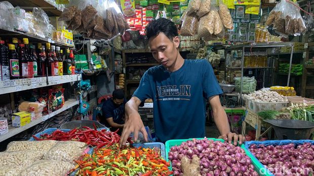 Sembako di sejumlah pasar di Surabaya