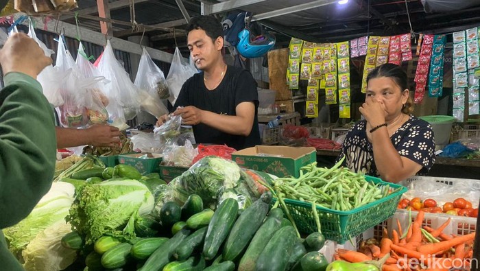 Sembako di sejumlah pasar di Surabaya