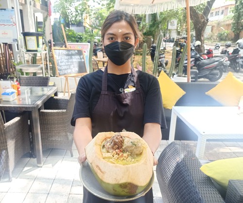 Seorang pegawai menunjukkan Bakso Kelapa Sapi Super Komplit di Bakso Mukbang, Jalan Tantular Barat No 81 Denpasar, Bali.