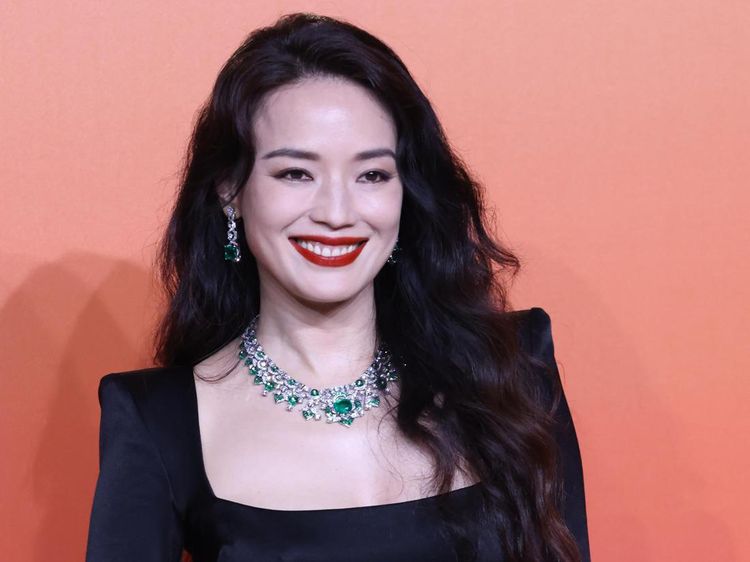 Shu Qi yang Awet Muda Bergaun Ketat