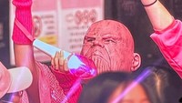 Ada kostum Thanos berkepala merah muda hingga Power Ranger merah muda. Foto: (dok. ist)