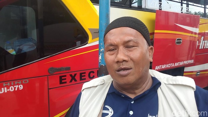 Koordinator Bus PO Jaya Utama Indo jurusan Semarang-Surabaya, Rudianto saat melakukan wawancara dengan detikJatim di Terminal Bungurasih, Minggu (4/9/2022)