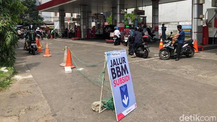 Suasana di SPBU di kawasan Mampang Prapatan, Minggu (4/9/2022). (Hanafi/detikcom).
