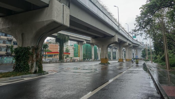 Suasana Kota di China yang Kembali Sepi Akibat COVID-19 Melonjak Lagi CHENGDU, CHINA - SEPTEMBER 2, 2022 - An empty road is seen in Chengdu, Sichuan province, China, on Sept 2, 2022. Chengdu began static management today because of the epidemic. (Photo credit should read CFOTO/Future Publishing via Getty Images)