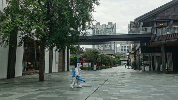 Suasana Kota di China yang Kembali Sepi Akibat COVID-19 Melonjak Lagi CHENGDU, CHINA - SEPTEMBER 2, 2022 - An empty road is seen in Chengdu, Sichuan province, China, on Sept 2, 2022. Chengdu began static management today because of the epidemic. (Photo credit should read CFOTO/Future Publishing via Getty Images)