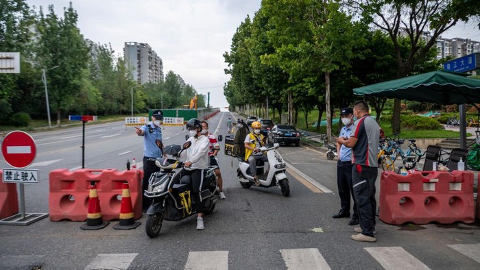 CHENGDU, CHINA - SEPTEMBER 01: Police officers check health codes and negative nucleic acid test certificates of deliverymen as Chengdu imposes city-wide static control to curb new COVID-19 outbreak on September 1, 2022 in Chengdu, Sichuan Province of China. (Photo by Liu Zhongjun/China News Service via Getty Images)