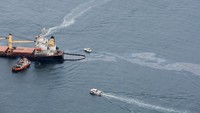 Kapal kargo tersebut mengalami kebocoran hingga menumpahkan minyak ke lautan. (REUTERS/Jon Nazca)