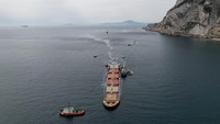 Kapal kargo OS 35 yang diketahui bermuatan batangan baja dan bahan bakar lebih dari 400 ton itu mengalami setengah tenggelam setelah bertabrakan dengan kapal tanker LNG. (Gibraltar Government/Reuters)