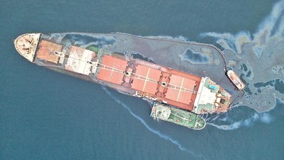Tabrakan Kapal Kargo dan Tanker, Minyak Tumpah ke Lautan