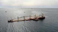 Otoritas Pelabuhan Gibraltar telah mengerahkan kapal OS 35 ke sisi timur untuk meminimalkan risiko kapal tenggelam. (Gibraltar Government/Reuters)