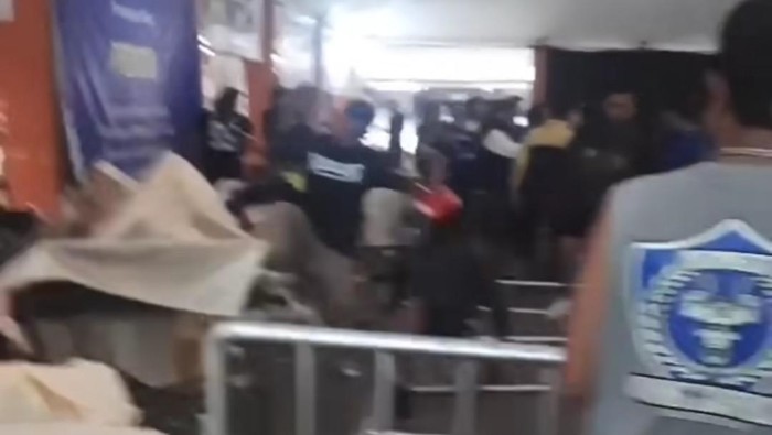 Tangkapan layar kerusuhan di lokasi penukaran tiket Persib.