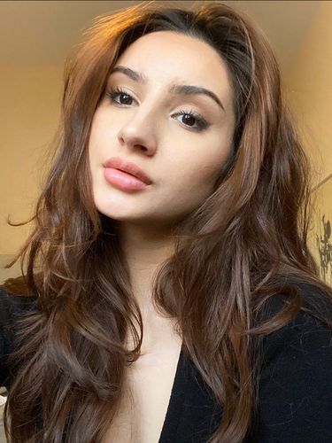 Tanya Pardazi Tanya Pardazi, influencer yang tewas kecelakaan saat terjun payung.