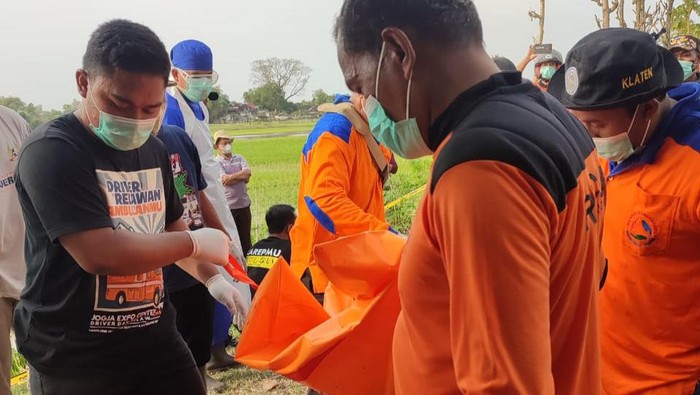 Tim gabungan melakukan evakuasi jenazah di sungai Mlese, Desa Soka, Kecamatan Karangdowo, Klaten, Minggu (4/9/2022) siang.