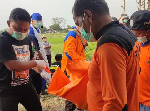 Tim gabungan melakukan evakuasi jenazah di sungai Mlese, Desa Soka, Kecamatan Karangdowo, Klaten, Minggu (4/9/2022) siang.