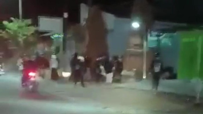 Video pesilat lempat batu di Madiun