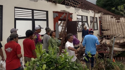 Warga melakukan gotong royong dan membersihkan puing-puing gedung SDN 1 Gadung Sari, Minggu (4/9/2022). Salah satu gedung sekolah tersebut ambruk pada Selasa (30/8/2022) dini hari lalu.