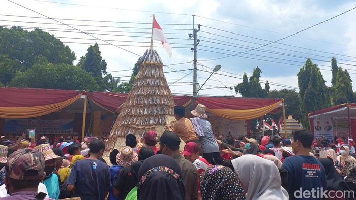 Warga memperbutkan gunungan pindang di Festival Pindang Megilan di Brondong Lamongan