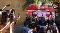 Pebalap Quick-Step - Alpha Vinyl, Remco Evenepoel  merayakan podium general classification dalam etape 13 La Vuelta Espana 2022, Jumat (3/9/2022). Ia harus mempertahankan kekuatan dengkulnya hingga selesai grand tour di Kota Madrid, 11 September mendatang. (Justin Setterfield/Getty Images)