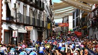 Para pebalap melintasi jalan sempit Kota Montoro, Spanyol dalam etape 14 La Vuelta Espana 2022, Sabtu (4/9/2022). Etape 14 menempuh jarak 160,3 km dari Kota Montoro menuju puncak Sierra de La Pandera di ketinggian 1815 mdpl. (Tim de Waele/Getty Images)