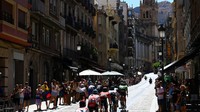 Para pebalap membelah kota kuno, Sierra de la Pandera dalam etape ke 14  La Vuelta Espana 2022, Sabtu (4/9/2022). La Vuelta a Esana atau Tour of Spain ini merupakan grand tour terbesar ketiga setelah Tour de France dan Giro dItalia. (Tim de Waele/Getty Images)