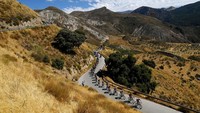Beginilah pegunungan Siera Nevada yang menjadi tempat finish etape 15, La Vuelta Espana 2022, Minggu (4/9/2022). Garis finish berada di ketinggian 2.507 mdpl. Etape horor ini dipenuhi tanjakan curam. 20 km terakhir dipenuhi jalan menanjak dengan kemiringan rata-rata 7,9 persen. (Justin Setterfield/Getty Images)