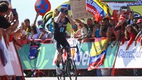 Pebalap Tim DSM, Thymen Arensman menutup mukanya saat menjadi yang tercepat dalam etape 15 La Vuelta Espana 2022, Minggu (4/9/2022). Arensman melakukan solo riding dalam 6,8 km terakhir dan memetik kemenangan atas para climber di ketinggian Sierra Nevada. (DAVID PINTENS/BELGA MAG/AFP via Getty Images)
