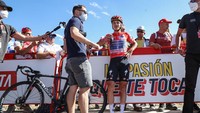 Pebalap Quick-Step - Alpha Vinyl, Remco Evenepoel menenangkan diri usai menyelesaikan etape 15 La Vuelta Espana 2022, Minggu (4/9/2022). Ia harus bekerja ekstra keras dengan sisa 6 etape di pekan ketiga. (DAVID PINTENS/BELGA MAG/AFP via Getty Images)