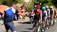 Pebalap Quick-Step - Alpha Vinyl, Remco Evenepoel mengambil paket makanan saat melahap etape 15 La Vuelta Espana 2022, Minggu (4/9/2022). Evenepoel sudah 9 hari mengenakan jersey merah, simbol pemuncak klasemen sementara. Kesaktiannnya masih harus diuji hingga balapan selesai di etape 21 di Kota Madrid. (Setterfield/Getty Images)